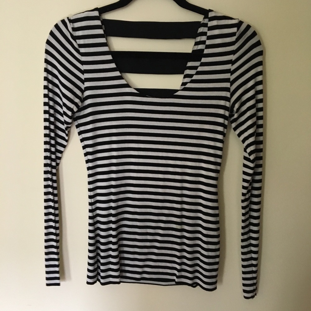Vince Camuto long sleeve open back shirt